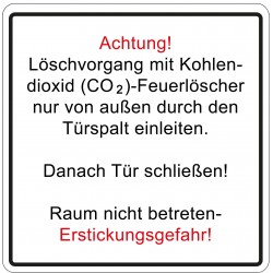 Löschen mit CO2-Löscher durch den Türspalt/geöffnete Tür (DGUV-1 205-034)