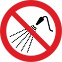Mit Wasser spritzen verboten (P016)